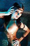 wspaniała dziewczyna Veronica лавери, pokazując jej krzywe przystojniaku przy basenie