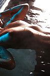 великолепная деваха Вероника лавери, демонстрируя ее изгибы красавчик у бассейна
