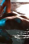 великолепная деваха Вероника лавери, демонстрируя ее изгибы красавчик у бассейна