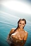 sorridente ragazza con svelte truffatori sbarazzarsi del suo bikini all'aperto
