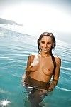 sorridente ragazza con svelte truffatori sbarazzarsi del suo bikini all'aperto