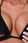 золотисто-рыжая мамаша Тони Тейлор выпуская тонкую грудь и бритая пизда от бикини