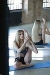 sexy pornstar euro Lana Roberts pokazuje nagie nogi podczas sesji jogi