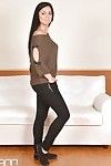 длинноногая модель евро Сьюзи Фокс, демонстрируя неукротимый голые ноги именно после снятия джинсы
