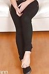 длинноногая модель евро Сьюзи Фокс, демонстрируя неукротимый голые ноги именно после снятия джинсы