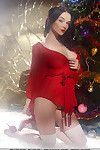 met haar fantasie swarthy smaakvolle haar, jenya toont een domme die zorgt voor een overvloedige oogst als deze meid geeft haar natuurlijke, prachtige babe in aantrekkelijke, aangename staande naast de kerst-bomen.