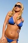 bezweet bochtige blonde pornstar, mary carey, staat in haar favoriete blauwe bikini! het dekt gewoon voldoende om fatsoenlijk te zijn in het openbaar, maar komt uit aan een charme!