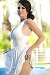 veronica avluv ziet er zo aantrekkelijk in haar witte jurk, maar ook grotere zoals dit meisje krijgt uitkleden af.