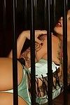 nikki nova est enfermé dans une cage vêtue d'un bleu corset et culotte.