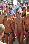 ontdaan adolescent prinsessen deel te nemen aan even bij een openbaar strand