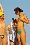 despojado do adolescente princesas participar igualmente em uma praia pública