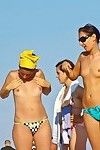 despojado de los adolescentes princesas tomar parte en igualmente en una playa pública