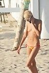 spogliato adolescente principesse partecipare ugualmente a una spiaggia pubblica