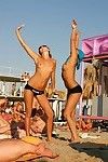 剥思春期の姫たちの参加に公共のビーチ