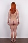 breasty redhead posiert in casting Bilder