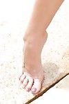 latijns cutie babe met een hoop benen tonen aantrekkelijk barefeet buiten bij het zwembad