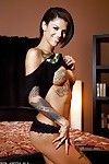 татуированная Латинская красотка каштановыми волосами ангел Бонни роттен подвергая маммот цеппелины порнозвезда