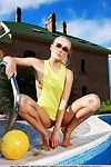 высоко стилизованные, как подчеркивают Лиза с интересными девушка, как эта телка снимает одежду с ее ярко-желтый купальник, чтобы искупаться влюбиться в ярко-голубой воде бассейна.