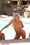 het zwembad in arizona, demi dantric verkrijgt comfortabele en speelt met haar glazen dildo.