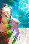 блондин европейских фотомоделей грелка Кристи гаретт обнажая разумный базуки рядом с бассейном