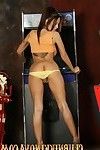 Atrakcyjne Bujne brunette, Nikki nova, Dostaje w nature's strój w w Gra pokój Pokazując off jej Najwyższej jakości body, Wymaga Nogi i Ogromna tits.