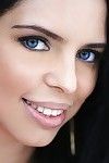 europeia rainha kira menina posando seu lindo rosto para a webcam