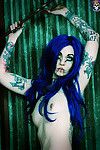 de pelo azul atractivo y tatuado gótico gal