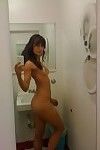 splendida amatoriale ragazza posa nuda per il telefono cellulare scatti