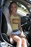 fairy-haired jonge amateur toont haar auto