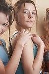 Bir öpücük vererek ve 3 Ukraynalı genç lezbiyen kızlar yalama