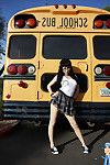 sticky gotische schoolmeisje in een bril knippert op schoolbus
