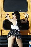 lepki gotyckiej uczennica w okularach miga na autobus szkolny