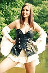mini bombita bailey in haar ruige piraat kostuum met corset