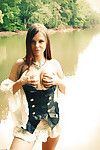 mini bombita bailey in haar ruige piraat kostuum met corset