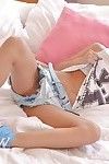 тини летний марш мэллоу Тина Уолкер обнажая ее плоская грудь в джинсовые нижнее белье