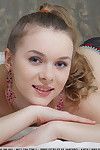 ग्लैमरस परी बालों वाली युवा में गर्म underware केटी एक चौड़ी उसके पतले पैर