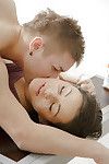 श्यामला बाल शिशु में मोज़े लेता है साहस फव्वारा मुँह पर बाद में देने पर चूसने
