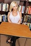bochtige school lass madison ivy verwijdert kleding en masturbeert in de bibliotheek