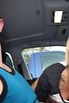 гламурная молодая студентка Люси Тайлер играет с диком блестящие сверху матки в машине