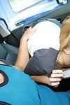 glamouröse junge Studentin lucy tyler spielen mit dick, der glänzend auf der Oberseite der Gebärmutter im Auto