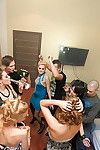 dronken meisjesstudenten deel te nemen in een ongetemde fuckfest met goed opgehangen studs op de habitat allemaal samen