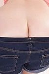 европейский сольный модель Эвелина карамельку демонстрирует отменную задницу ниже деним нижнее белье