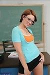 foxy étudiante en lunettes de jodi taylor strip-tease hors de ses vêtements dans l'espèce