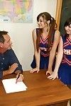 wellustige cheerleaders hebben een aantal met de hand taak plezier met een dikke trots
