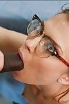 хладнокровное студентка в очках Саша Свифт хреново и винтов тяжелый эбеновый клюв