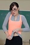 naburmuszoną studentka w okularach Sasha Grey odsłaniając jej непреклонности ciała