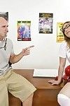 gözlüklü gülen kız öğrenci bir titjob verir ve pislikler hardcore alır