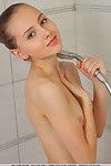 молодая модель с безупречной бюстгальтер приятелей, демонстрируя горячий анус в ванной на глэм взгляд