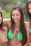 3 jaw-dropping wild capelli castani ragazze sbarazzarsi di loro lungo bikini