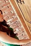 खूबसूरत सुनहरे बालों वाली सुंदर टिफ़नी स्टार मॉडलिंग गैर पर्दाफाश डेनिम में अंडरवियर